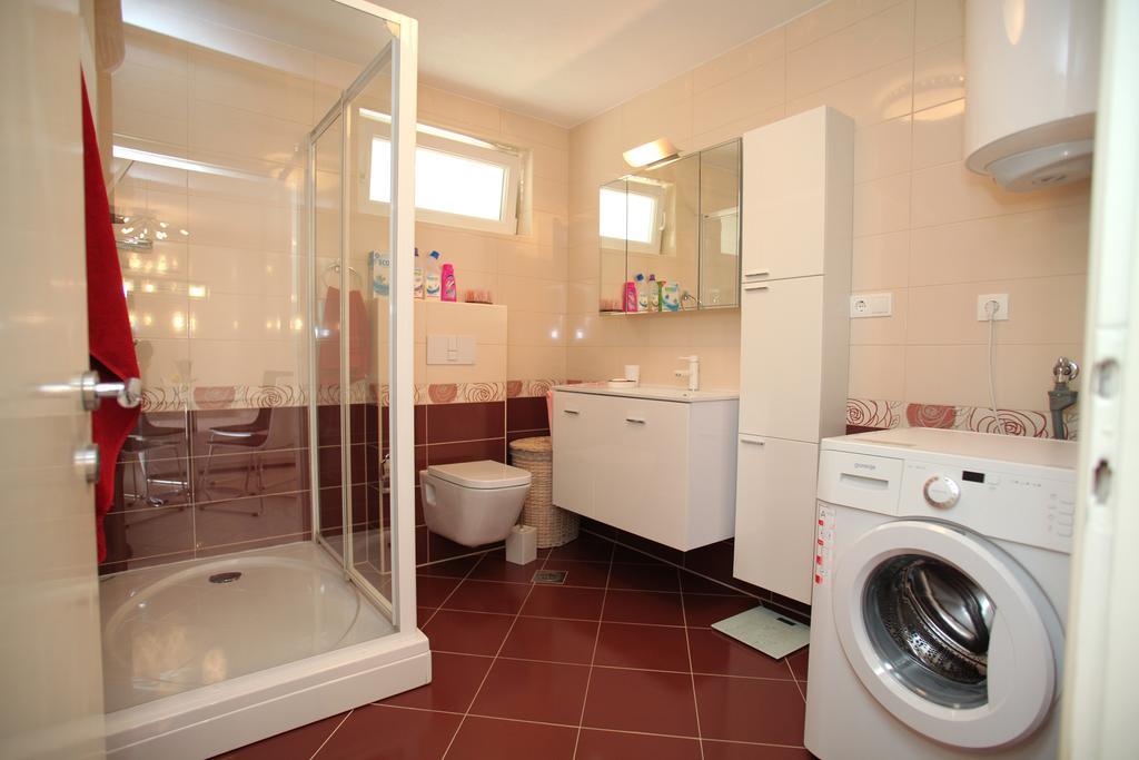 Gem Of The Sea Luxury Beach Apartment With Brand New Heating Infinity Pool Trogir Exterior foto