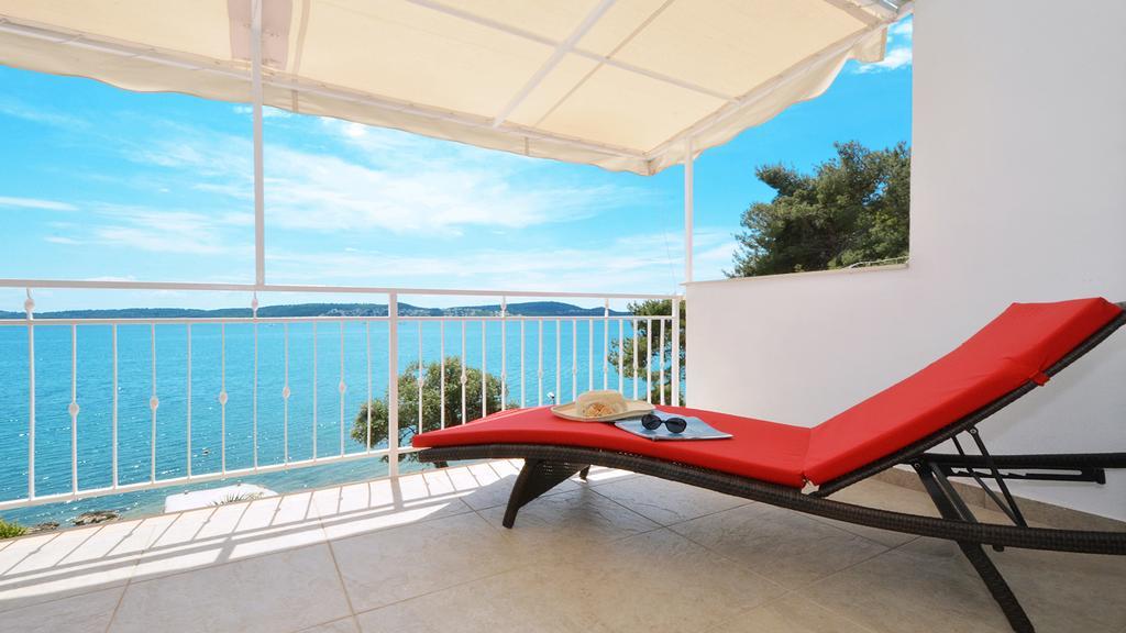 Gem Of The Sea Luxury Beach Apartment With Brand New Heating Infinity Pool Trogir Exterior foto