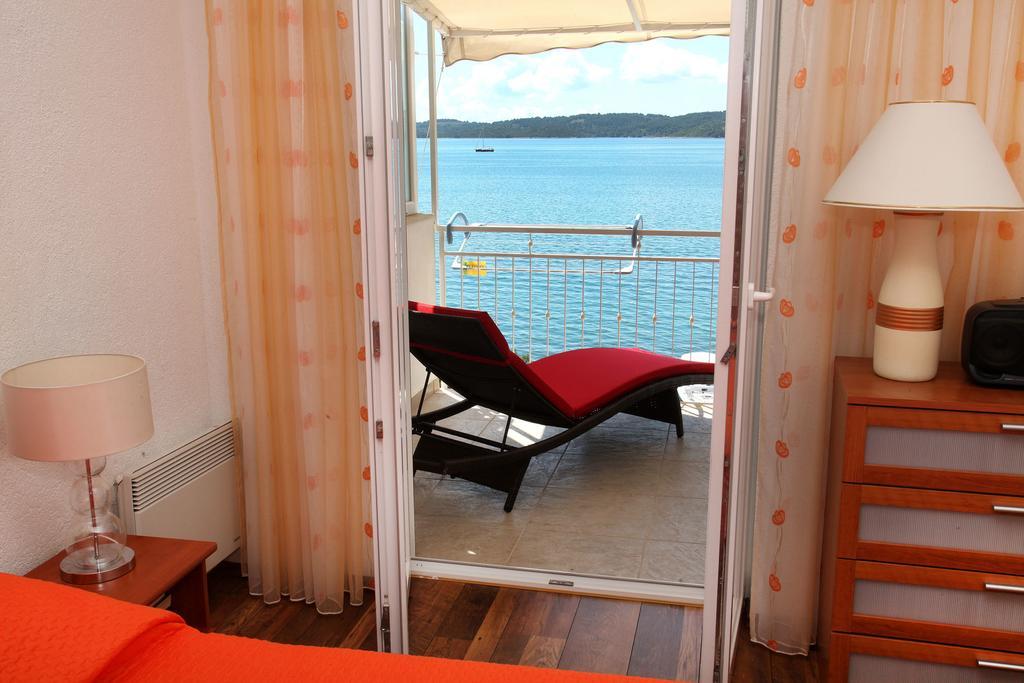 Gem Of The Sea Luxury Beach Apartment With Brand New Heating Infinity Pool Trogir Exterior foto