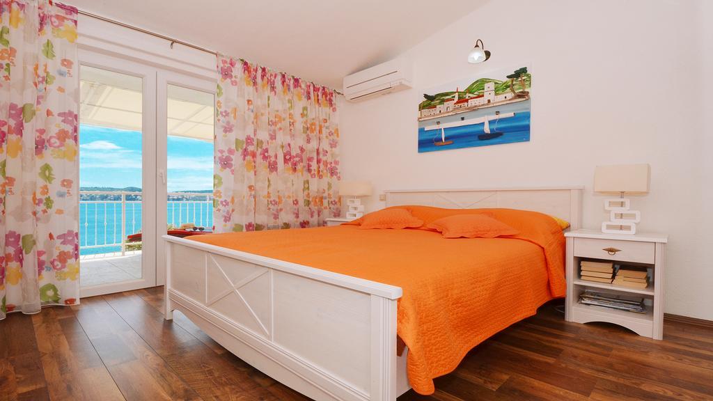 Gem Of The Sea Luxury Beach Apartment With Brand New Heating Infinity Pool Trogir Exterior foto