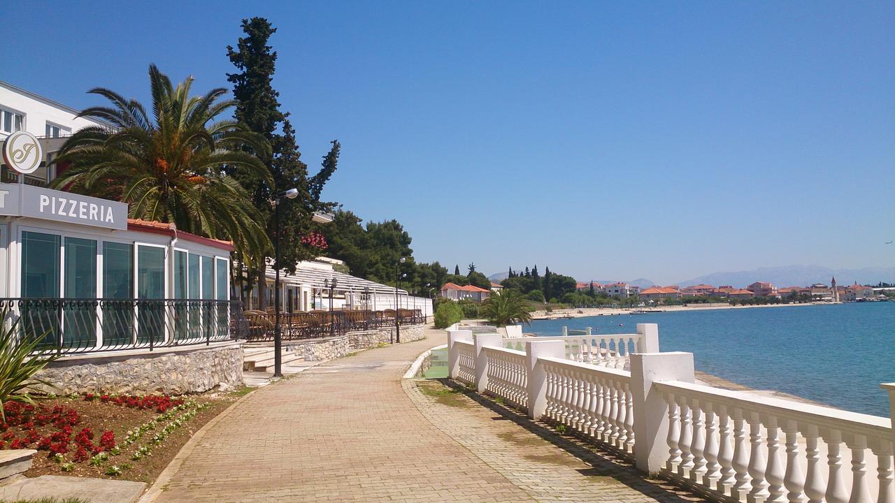 Gem Of The Sea Luxury Beach Apartment With Brand New Heating Infinity Pool Trogir Exterior foto
