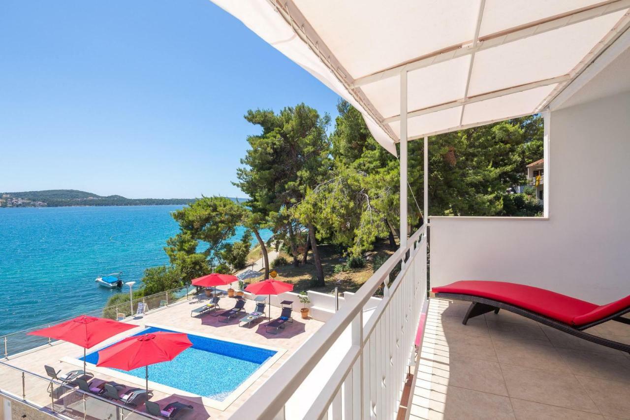 Gem Of The Sea Luxury Beach Apartment With Brand New Heating Infinity Pool Trogir Exterior foto
