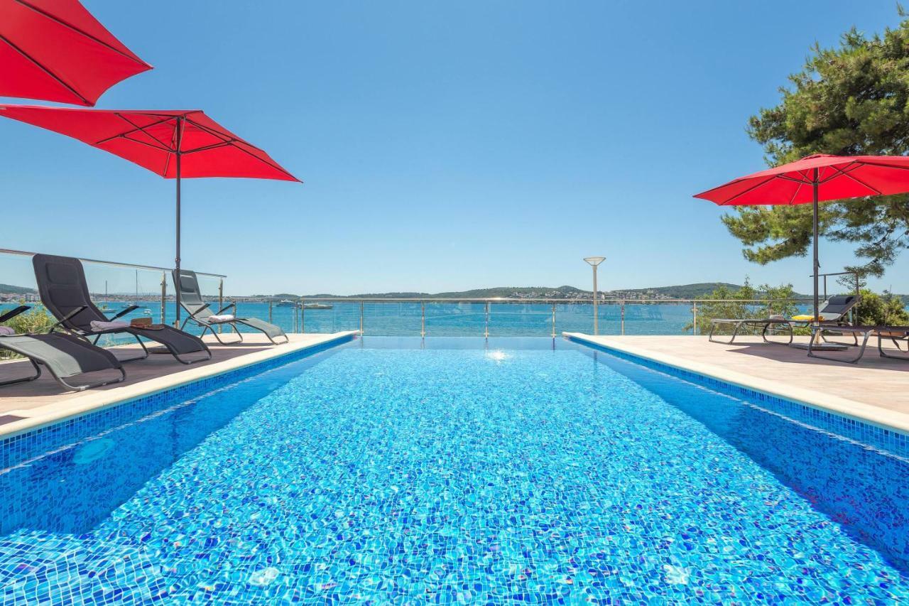 Gem Of The Sea Luxury Beach Apartment With Brand New Heating Infinity Pool Trogir Exterior foto