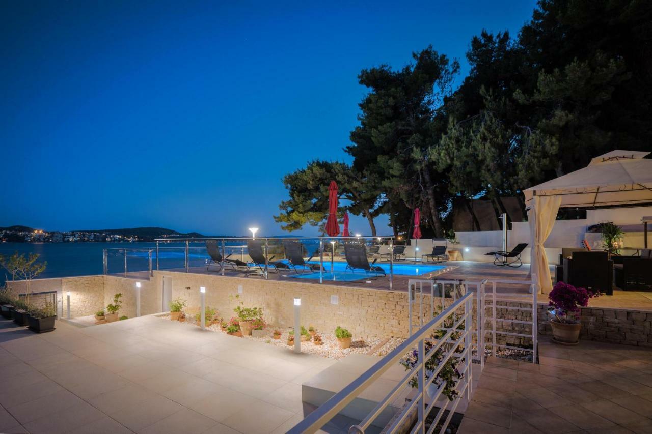 Gem Of The Sea Luxury Beach Apartment With Brand New Heating Infinity Pool Trogir Exterior foto