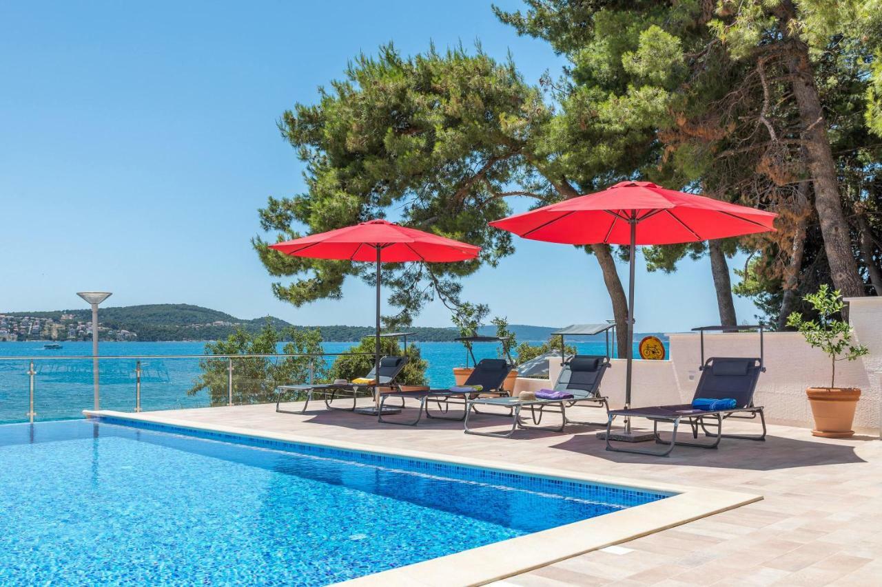 Gem Of The Sea Luxury Beach Apartment With Brand New Heating Infinity Pool Trogir Exterior foto