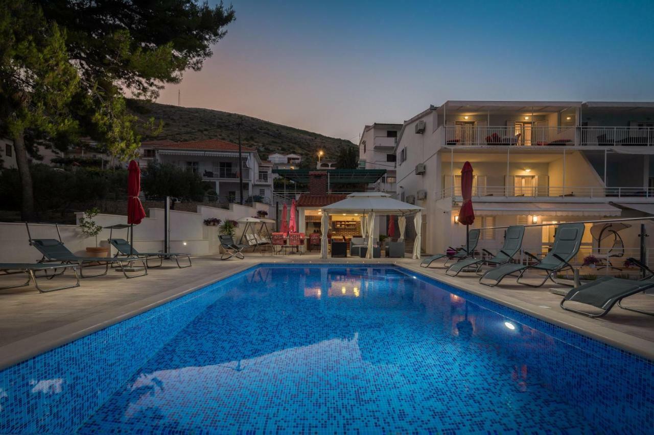 Gem Of The Sea Luxury Beach Apartment With Brand New Heating Infinity Pool Trogir Exterior foto
