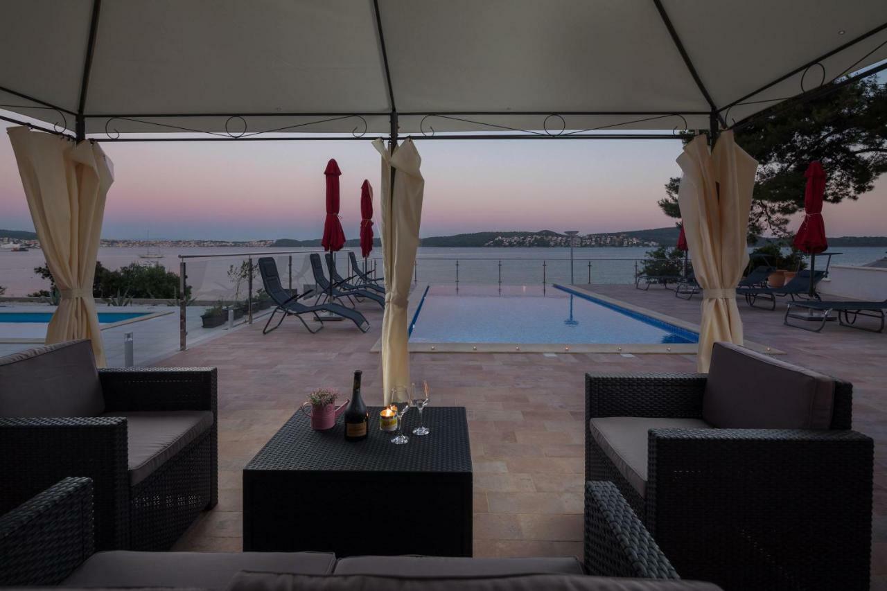 Gem Of The Sea Luxury Beach Apartment With Brand New Heating Infinity Pool Trogir Exterior foto